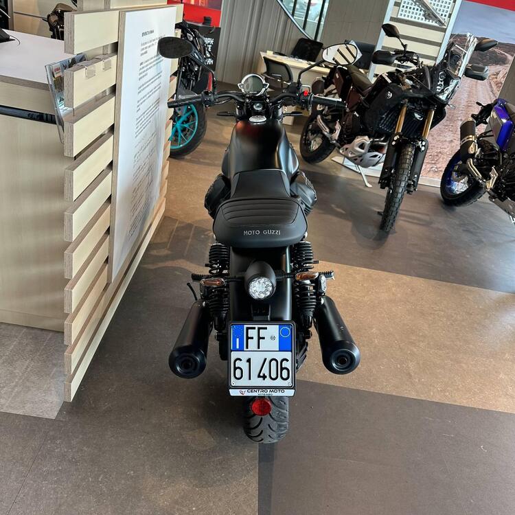 Moto Guzzi V7 Stone (2021 - 24) (2)