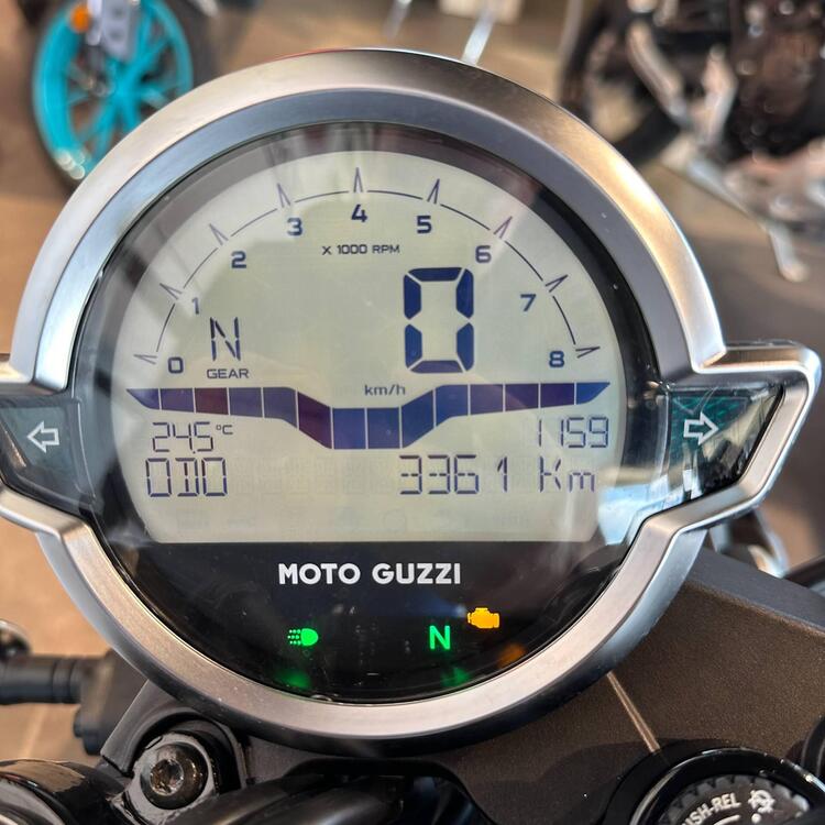 Moto Guzzi V7 Stone (2021 - 24) (4)