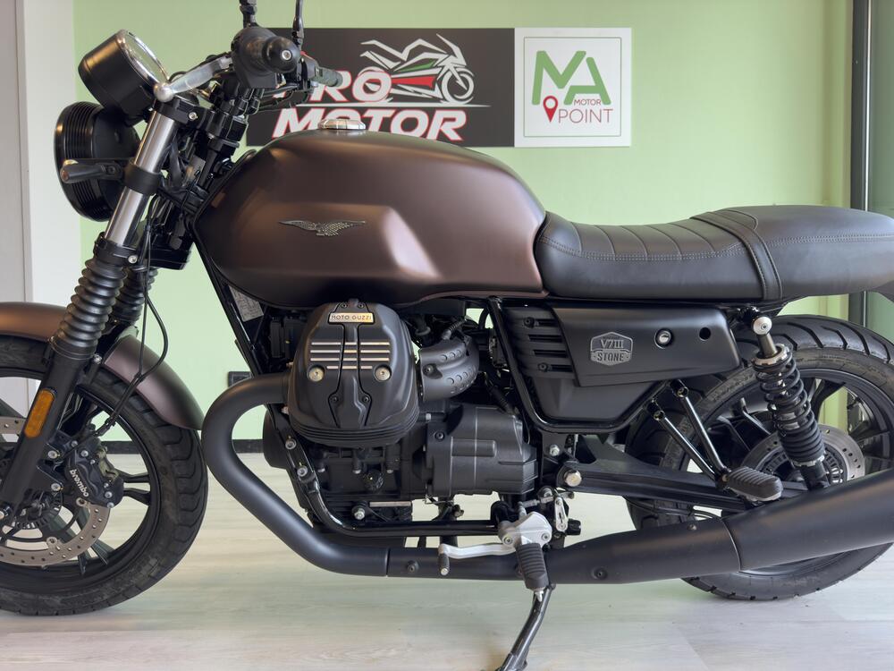 Moto Guzzi V7 III Stone (2017 - 20) (4)