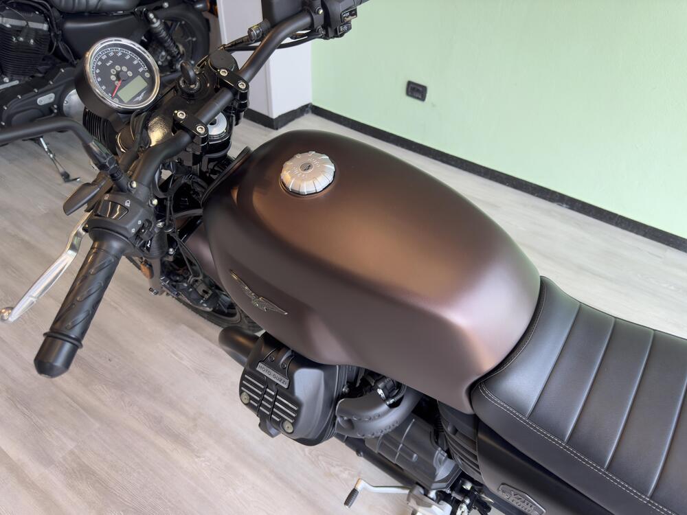 Moto Guzzi V7 III Stone (2017 - 20) (5)