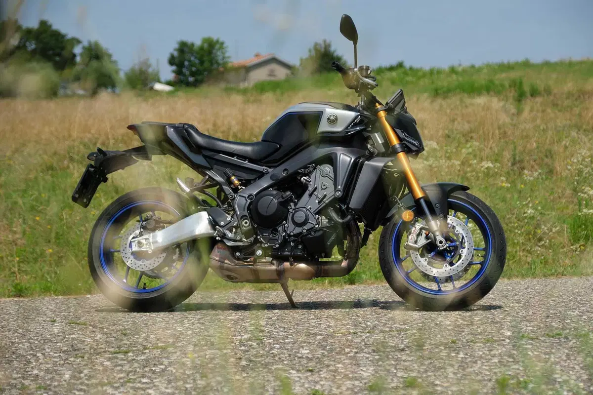 Yamaha MT-09 SP 2024 TEST: ancora più Hooligan. Come va, Pro e Contro, la prova su strada [VIDEO E GALLERY] (2)