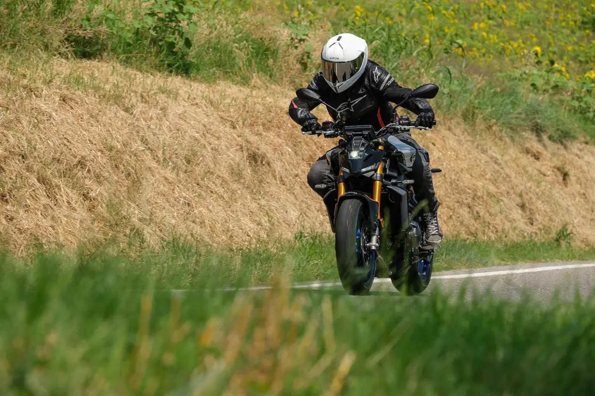 Yamaha MT-09 SP 2024 TEST: ancora più Hooligan. Come va, Pro e Contro, la prova su strada [VIDEO E GALLERY] (15)