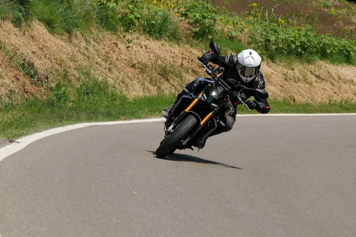 Yamaha MT-09 SP 2024 TEST: ancora più Hooligan. Come va, Pro e Contro, la prova su strada [VIDEO E GALLERY] (16)