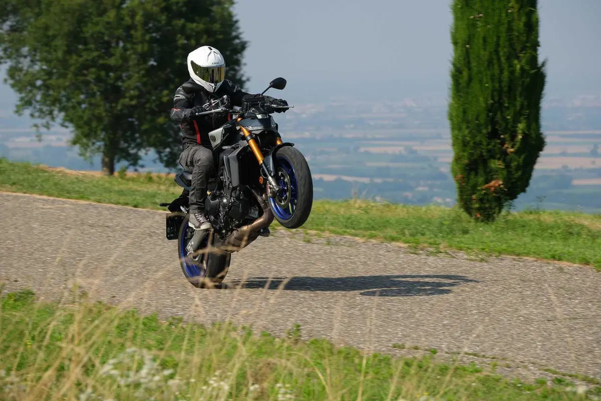Yamaha MT-09 SP 2024 TEST: ancora più Hooligan. Come va, Pro e Contro, la prova su strada [VIDEO E GALLERY]