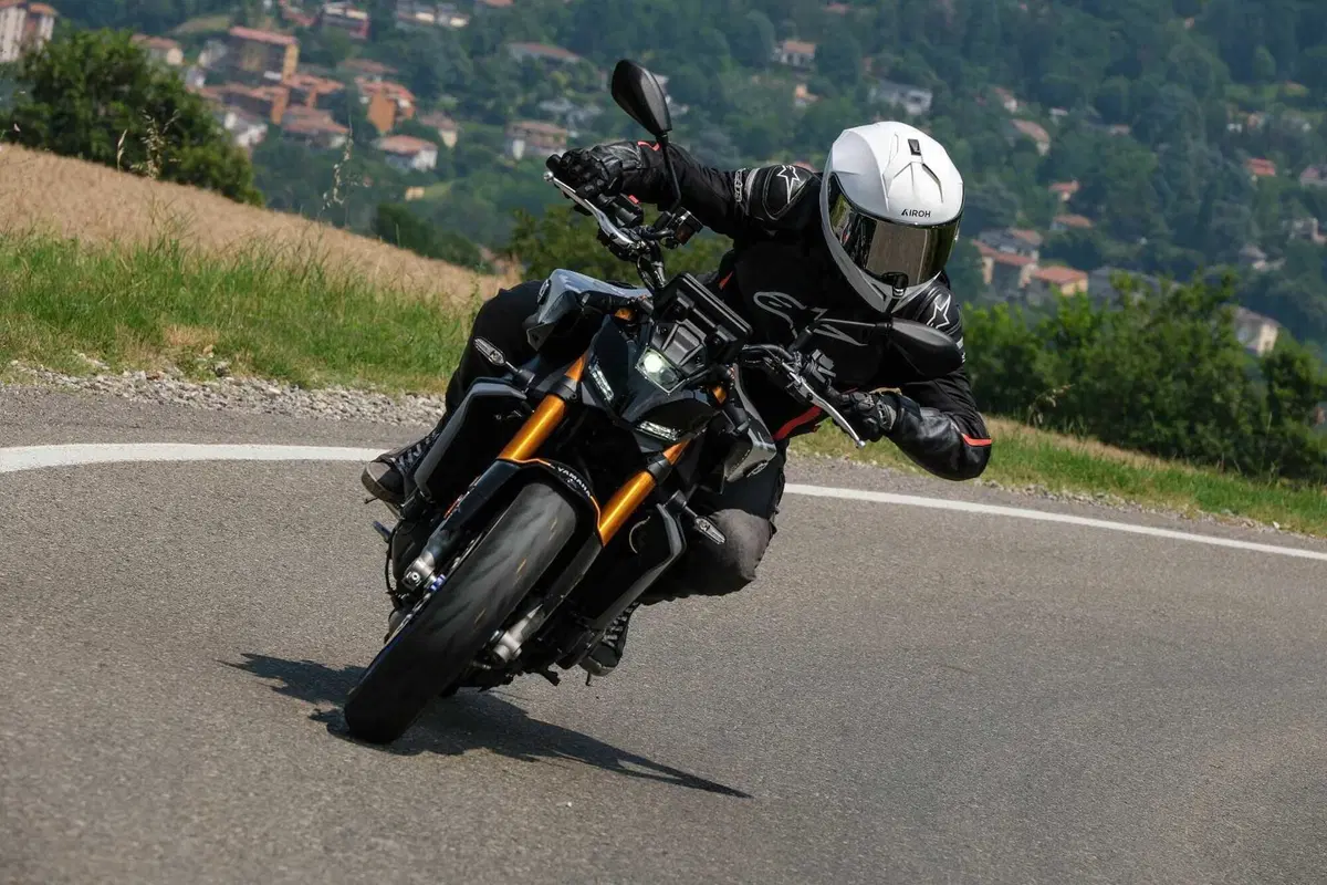 Yamaha MT-09 SP 2024 TEST: ancora più Hooligan. Come va, Pro e Contro, la prova su strada [VIDEO E GALLERY] (4)
