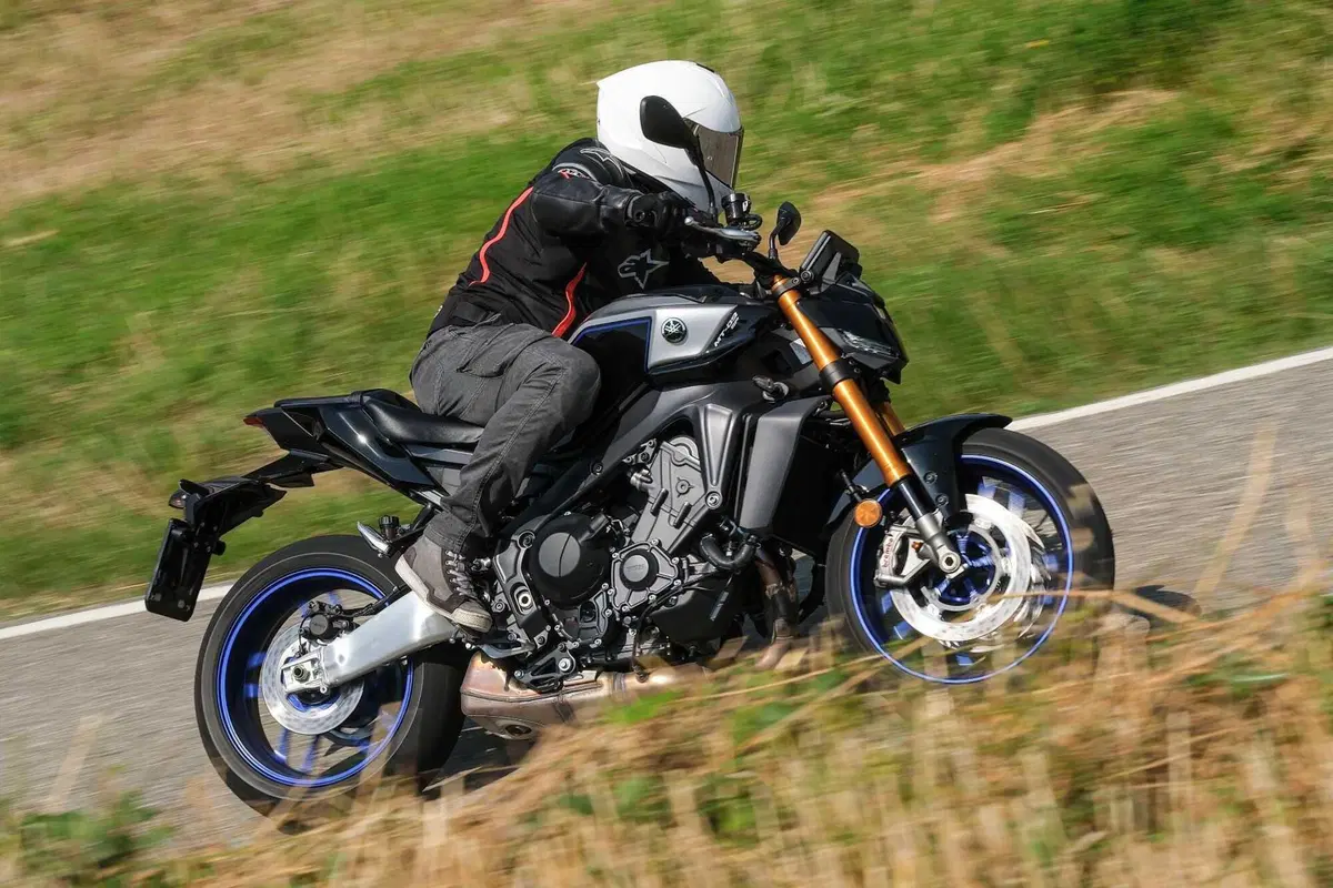 Yamaha MT-09 SP 2024 TEST: ancora più Hooligan. Come va, Pro e Contro, la prova su strada [VIDEO E GALLERY] (6)
