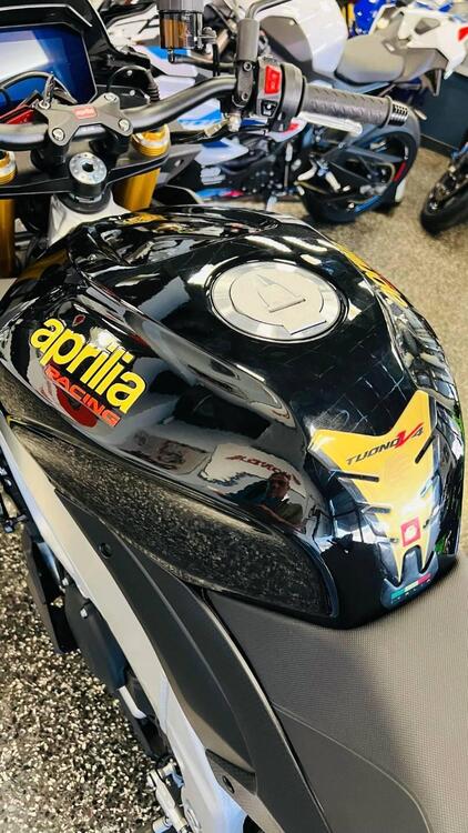 Aprilia Tuono 1100 V4 Factory (2021 - 24) (2)