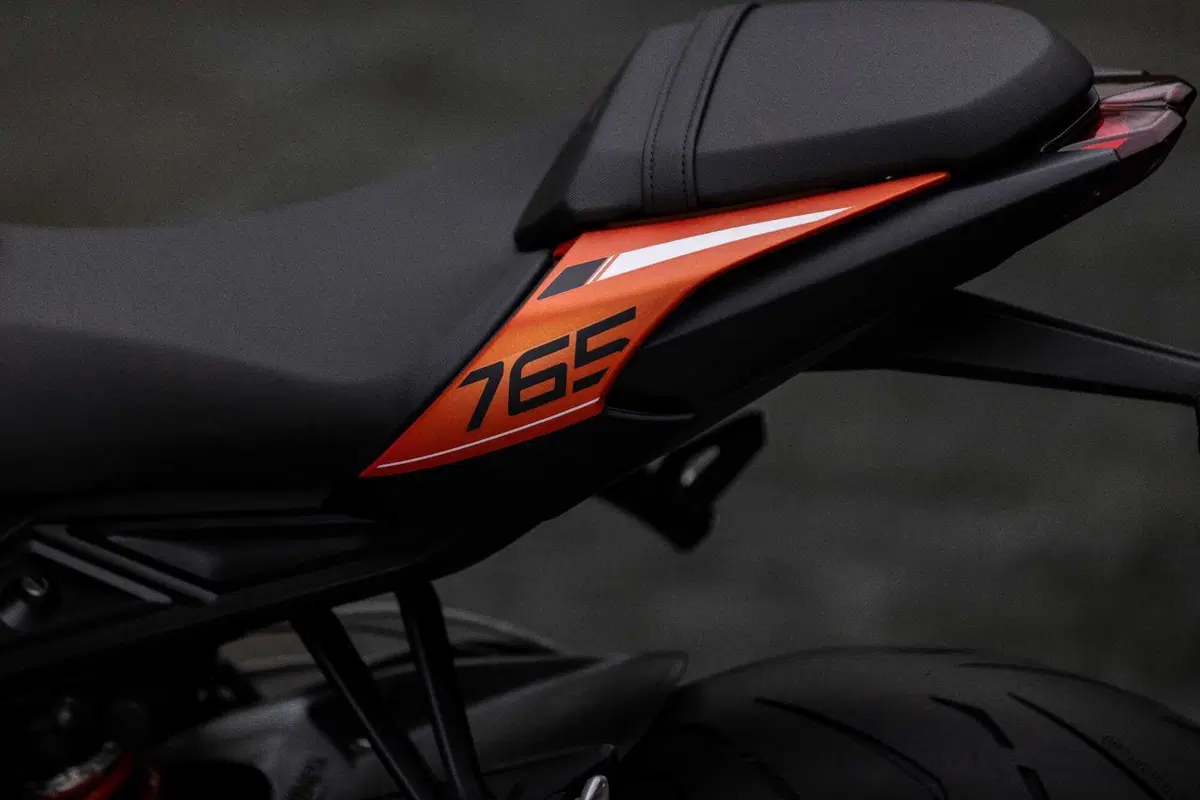 Novità Street Triple 765 R in versione patentati A2 (10)