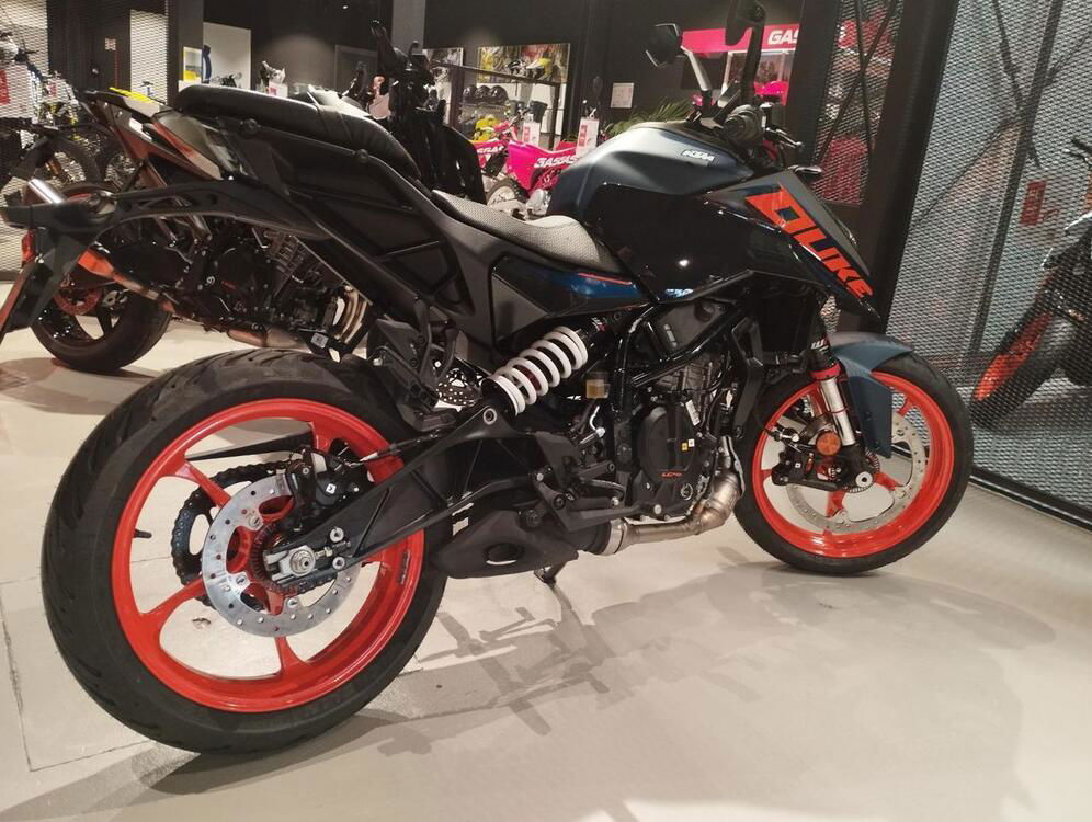 KTM 125 Duke (2024) (4)