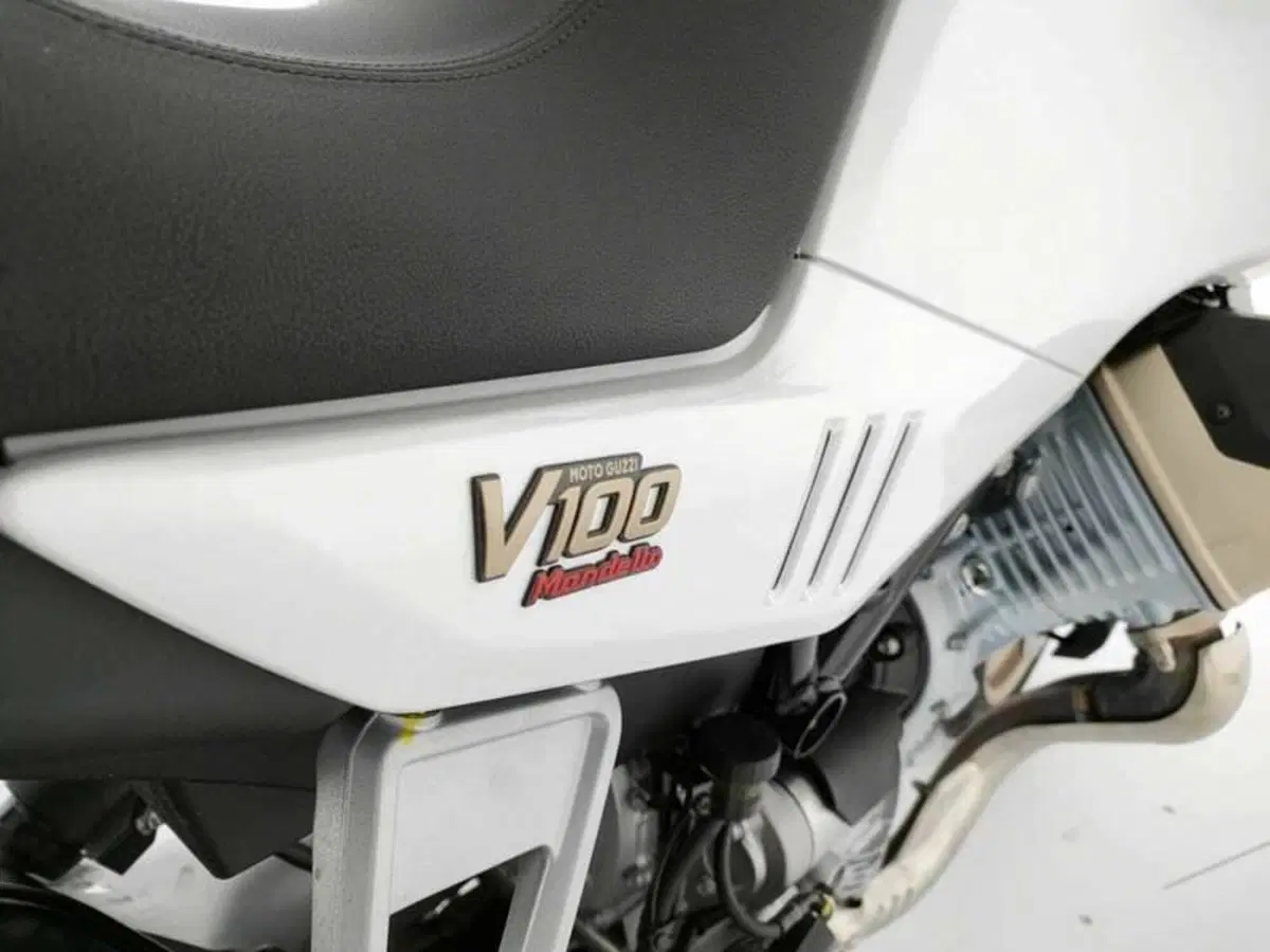 Moto Guzzi V100 Mandello (2022 - 24) (8)