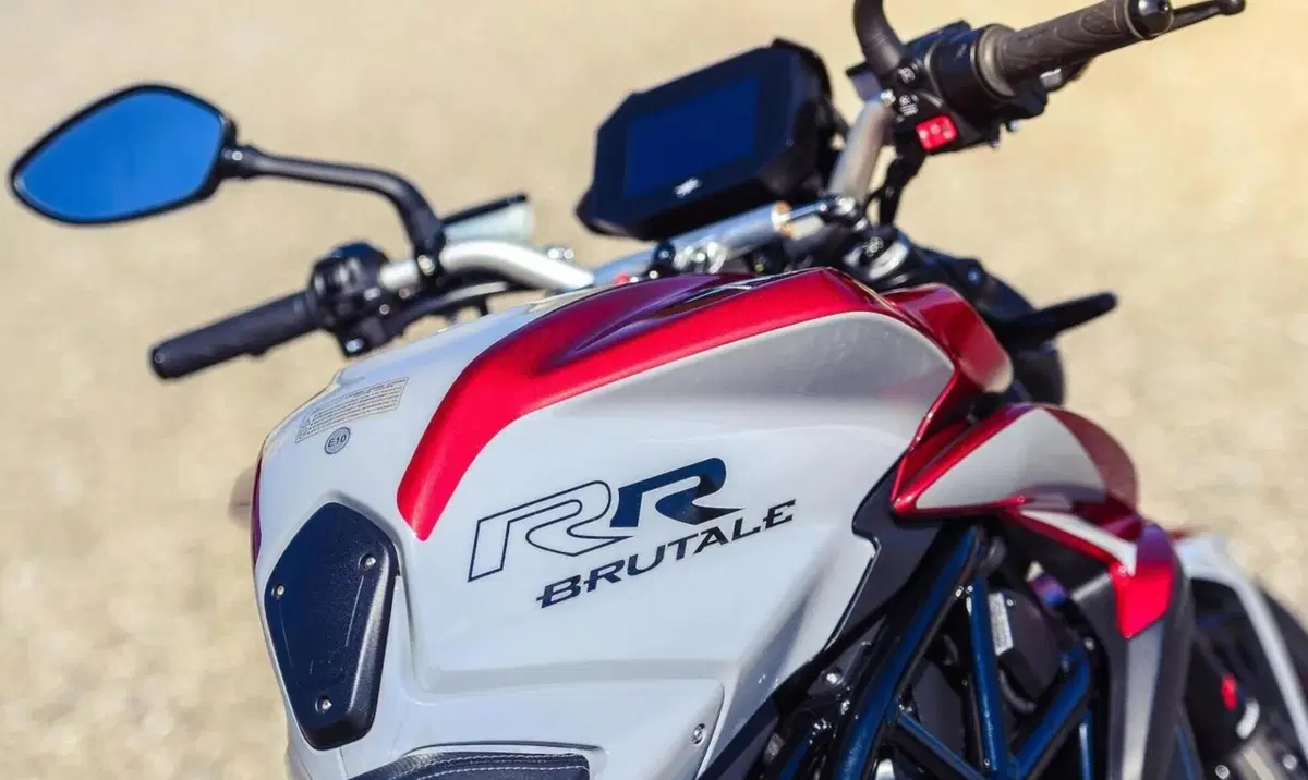 MV Agusta Brutale 800RR: Non si ferma all'aperitivo