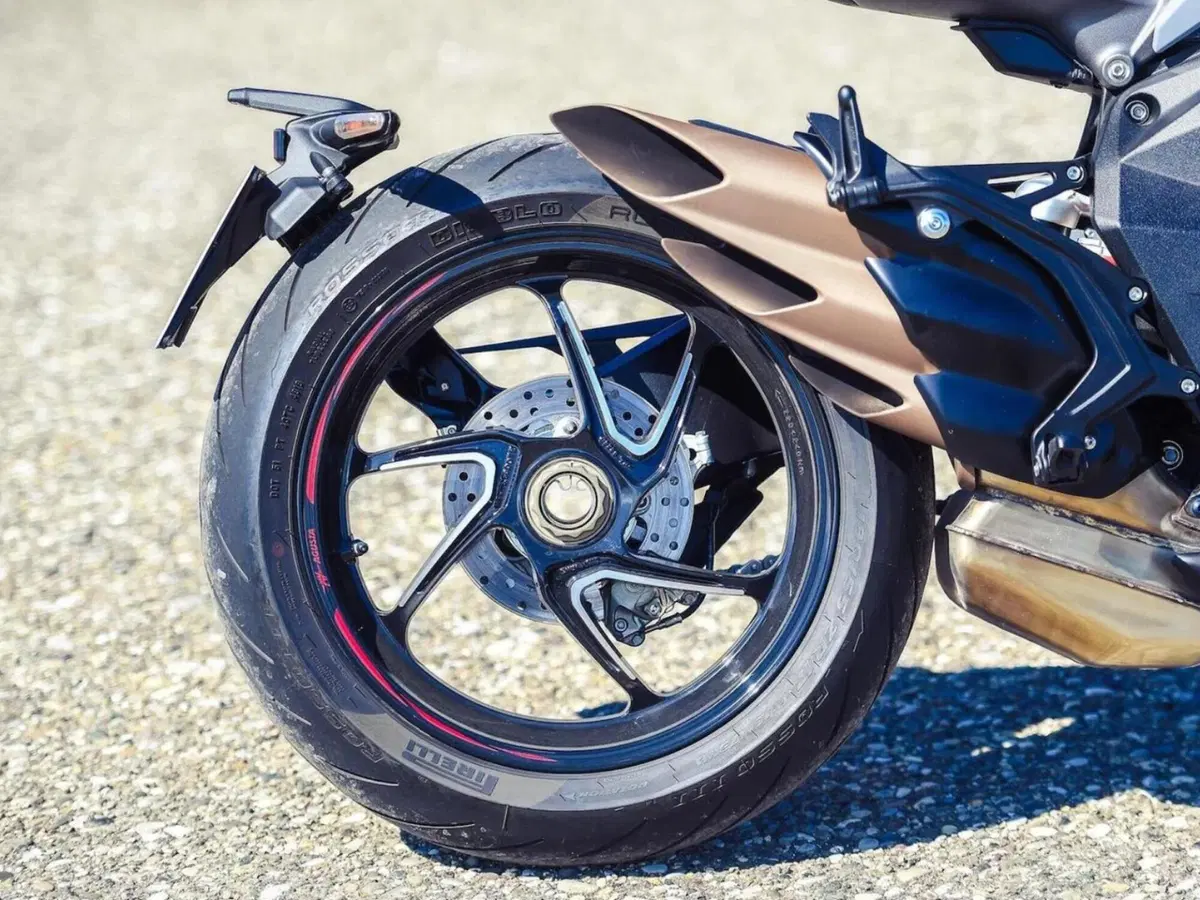 MV Agusta Brutale 800RR: Non si ferma all'aperitivo (3)