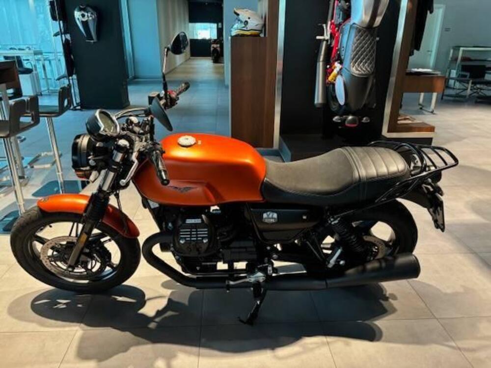 Moto Guzzi V7 Stone (2021 - 24) (2)