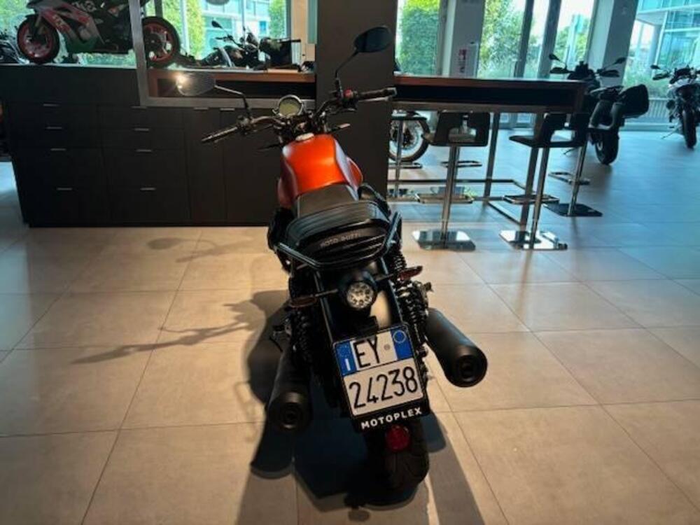 Moto Guzzi V7 Stone (2021 - 24) (3)