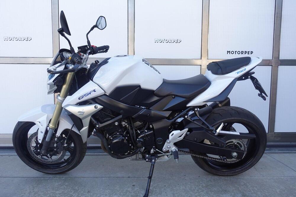 Suzuki GSR 750 (2010 - 15) (4)