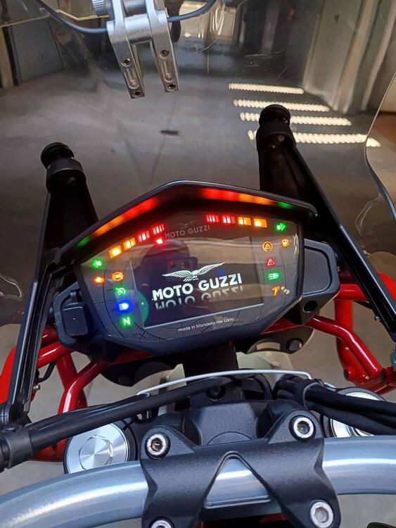 Moto Guzzi V85 TT Evocative Graphics (2021 - 23) (2)