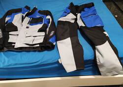 giacca e pantaloni originali Yamaha grigio chiaro/