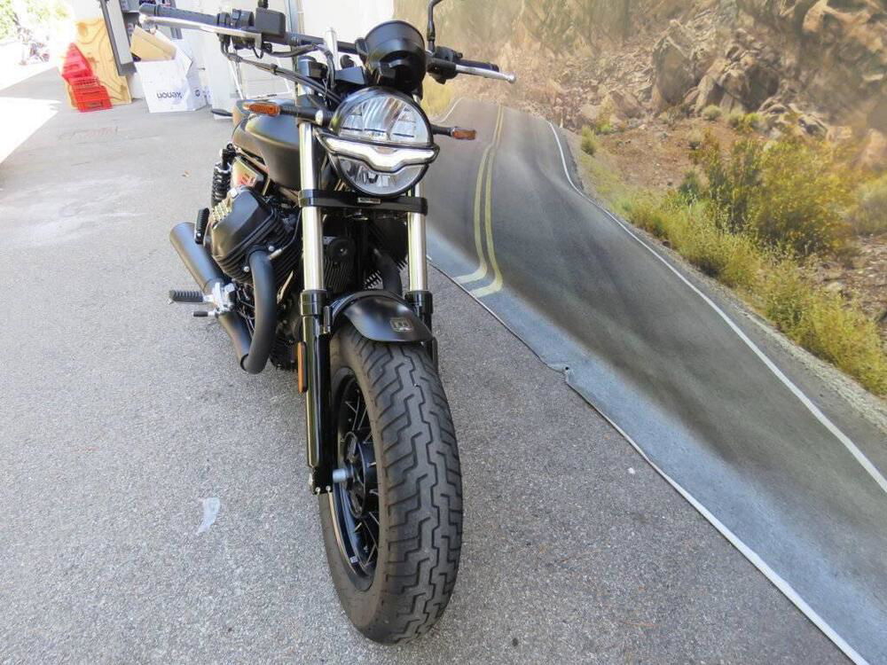 Moto Guzzi V9 Bobber Centenario (2021 - 22) (4)