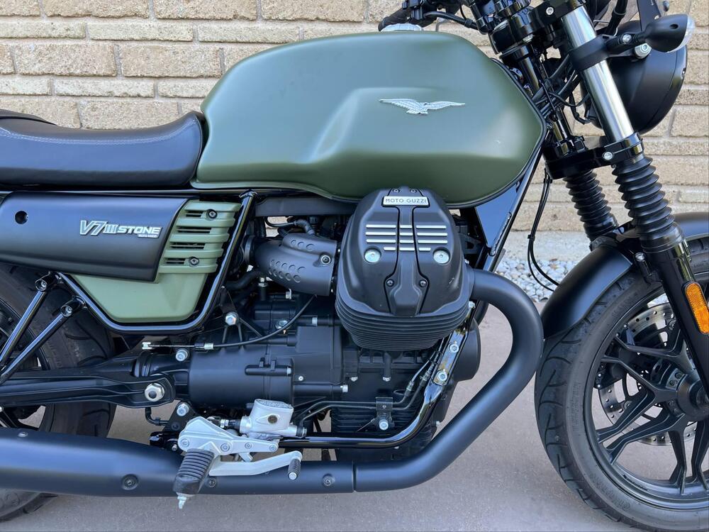 Moto Guzzi V7 II Stone (2015 - 17) (4)