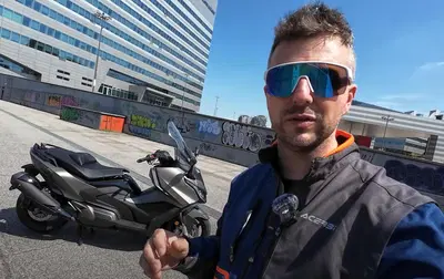 Un mese con... Kymco AK 550 Premium. Ep.1: la prova casa-lavoro [VIDEO]