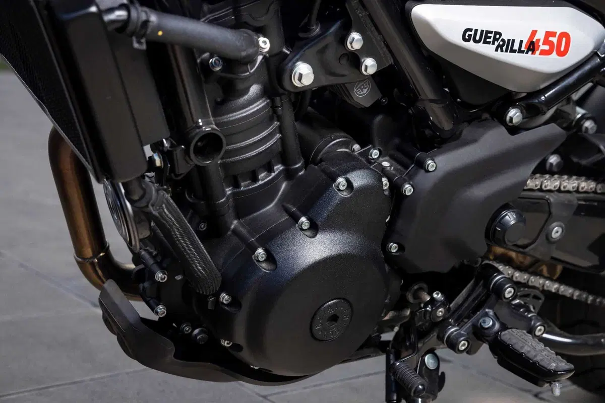 Royal Enfield Guerrilla 450 TEST: come è fatta e come va la nuova roadster indiana! (2)