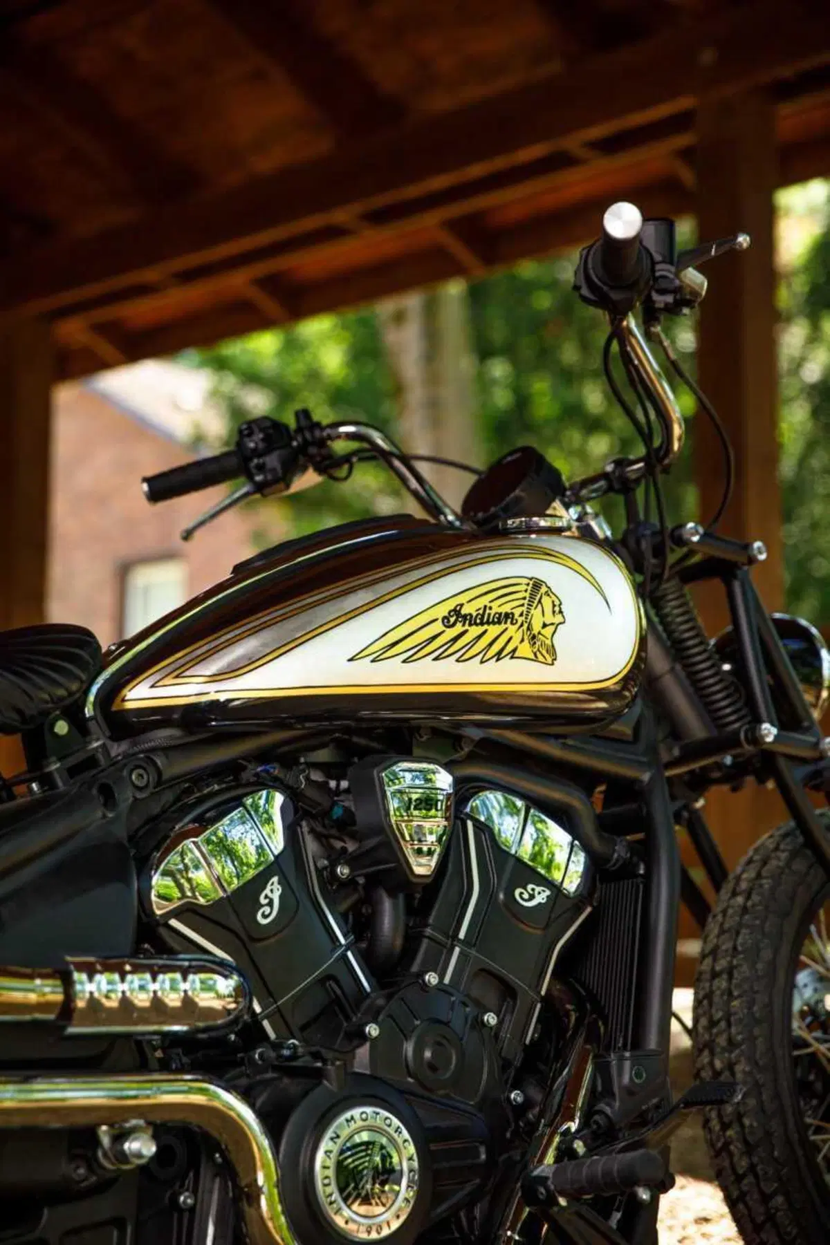 Unveiling della Indian Scout custom by Brittney Olsen per Nikki Lane (4)