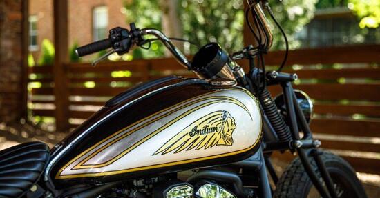 Unveiling della Indian Scout custom by Brittney Olsen per Nikki Lane