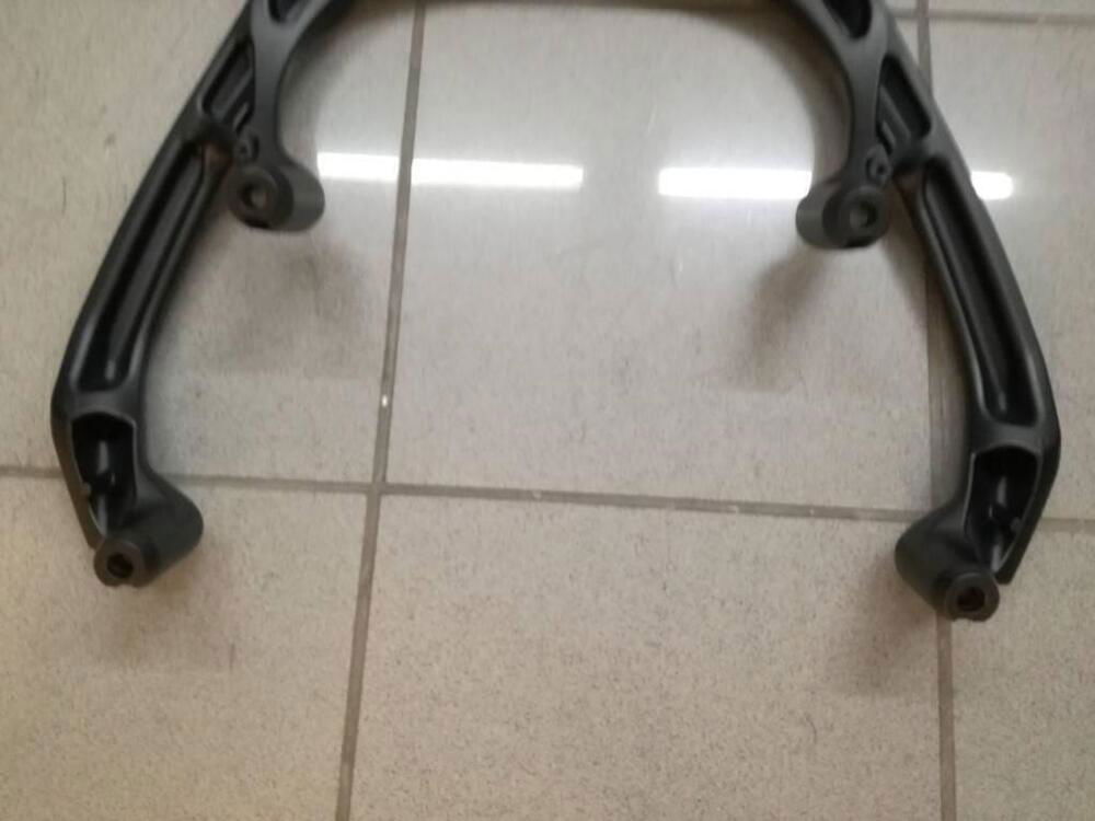 Portapacchi originale Yamaha per T Max 560 (3)