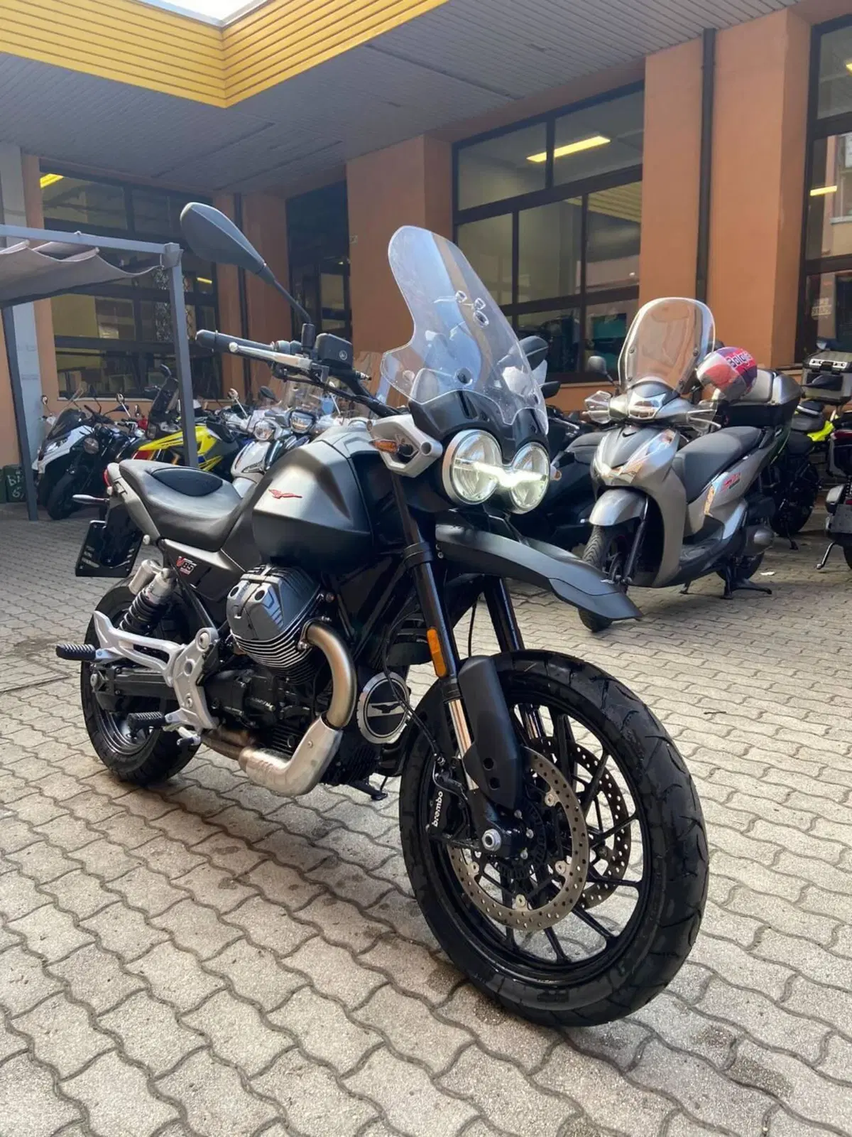 Moto Guzzi V85 Strada (2024 - 26) (3)