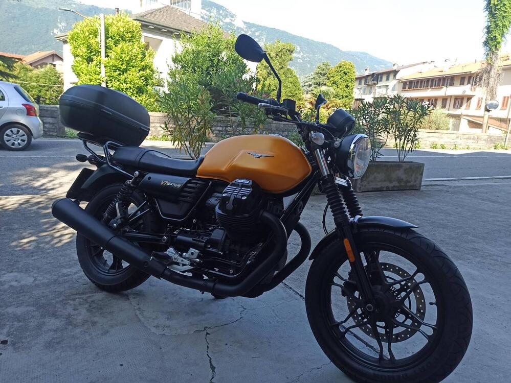 Moto Guzzi V7 III Stone (2017 - 20) (3)