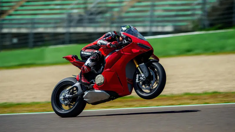 Nuova Ducati Panigale V4 2025: tutto quello che c'&egrave; da sapere [VIDEO e GALLERY]