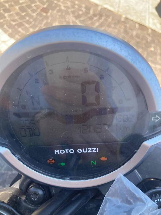 Moto Guzzi V7 Stone Centenario (2021 - 22) (2)