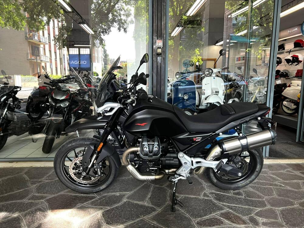 Moto Guzzi V85 Strada (2024)