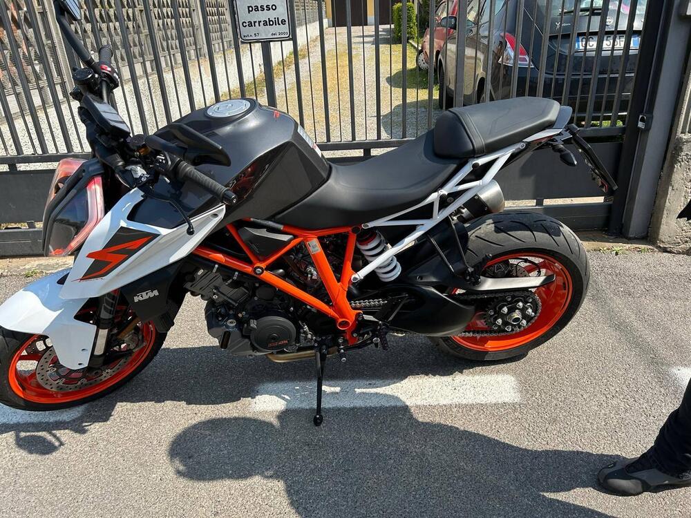 KTM 1290 Super Duke R (2020) (2)