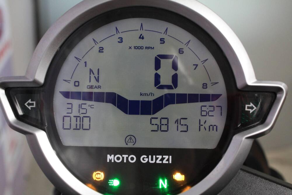 Moto Guzzi V7 Stone (2021 - 24) (2)