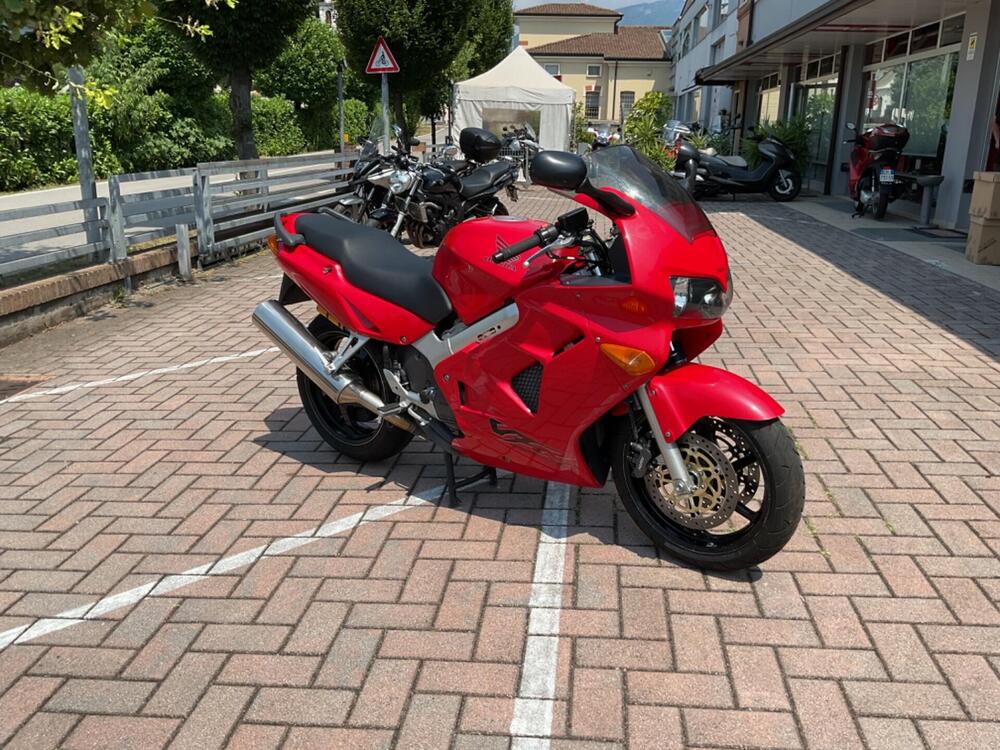 Honda VFR 800 (1998 - 01) (3)