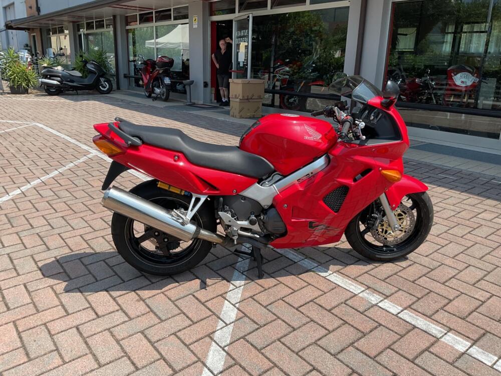 Honda VFR 800 (1998 - 01) (4)