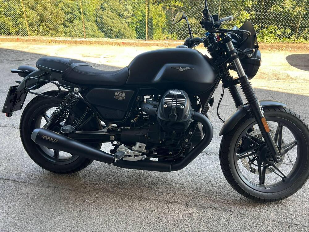 Moto Guzzi V7 Stone (2021 - 24)