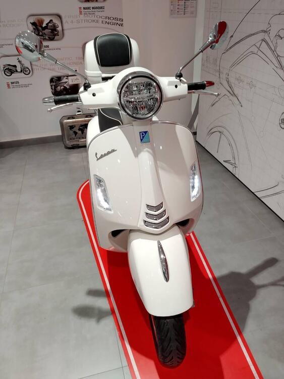 Vespa GTS 300 Super Hpe (2021 - 22) (4)