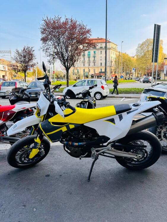 Husqvarna 701 Supermoto (2021) (2)