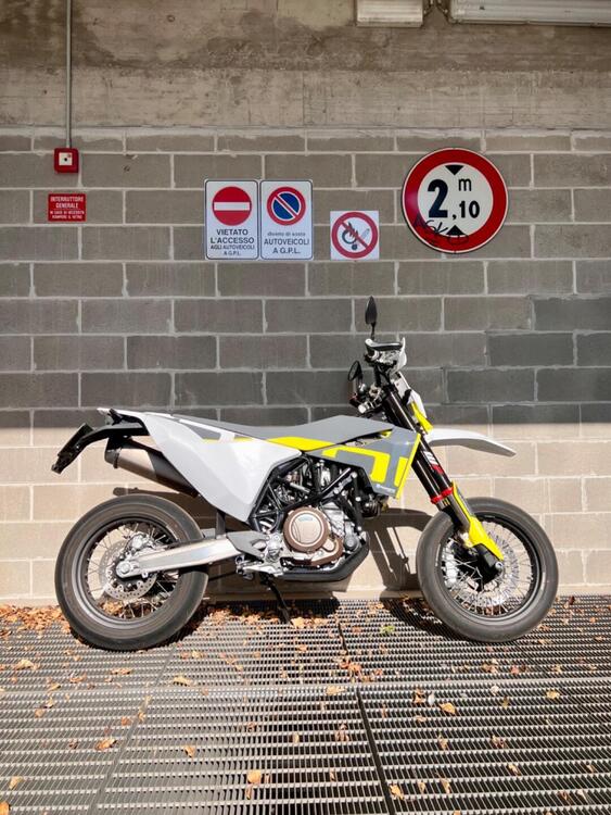 Husqvarna 701 Supermoto (2021) (3)