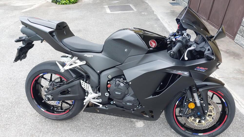 Honda CBR 600 RR (2024) (2)