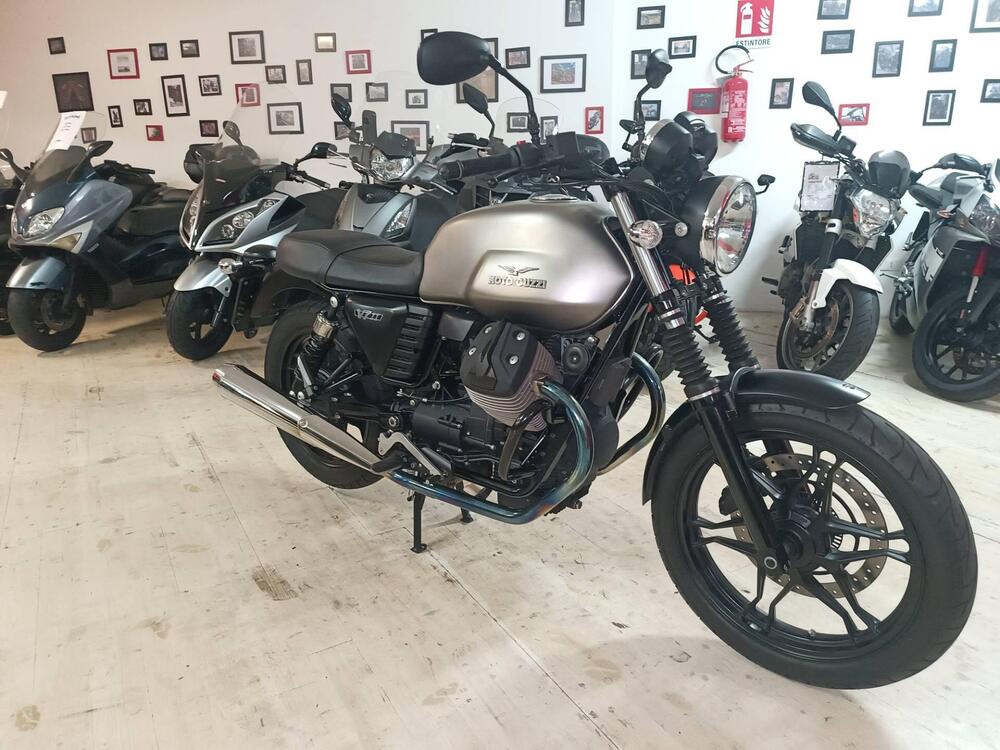 Moto Guzzi V7 II Stone (2015 - 17) (2)