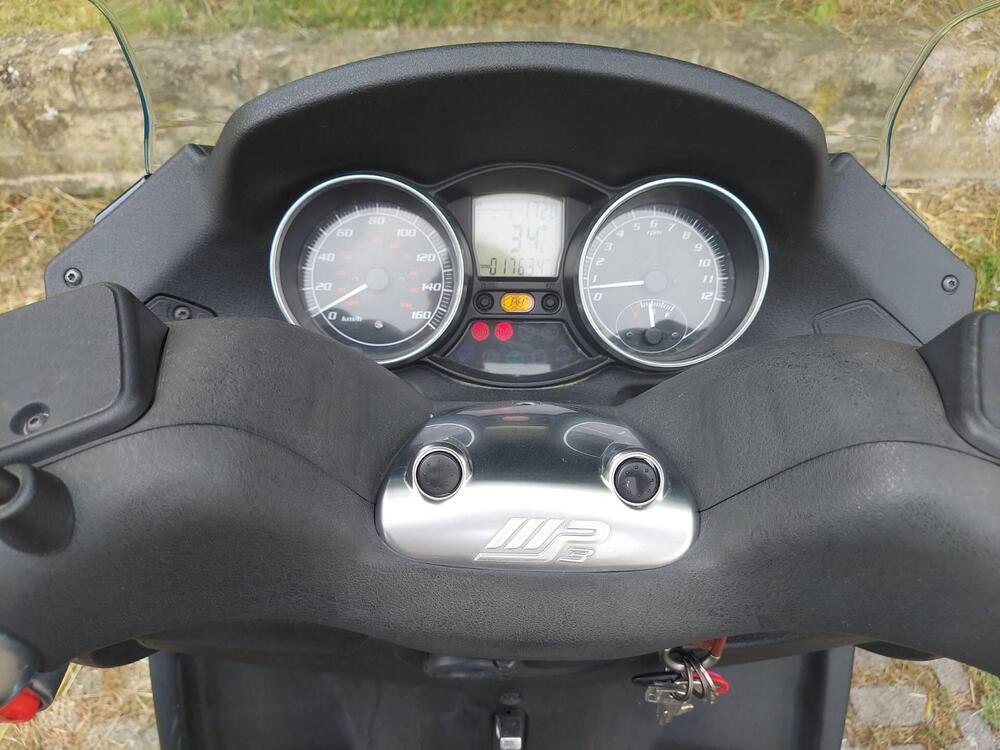 Piaggio MP3 300 (2010 - 11) (3)