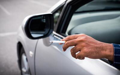 Eliminare l&#039;odore di fumo dall&#039;auto: la guida completa