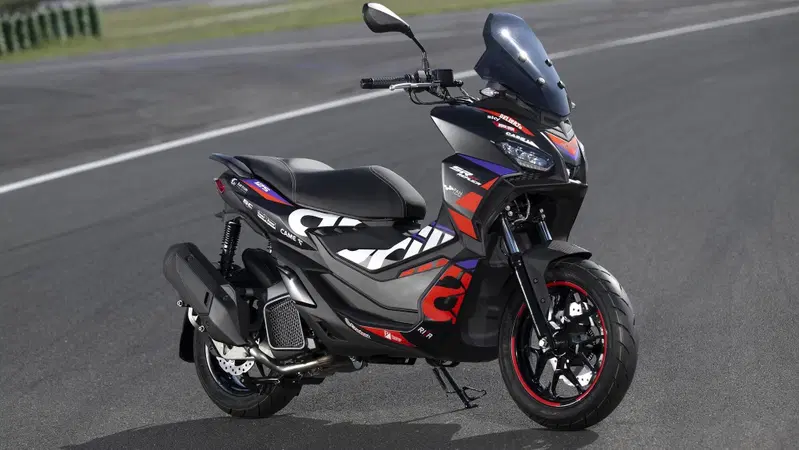Aprilia SR GT Replica 2024, lo scooter "Urban Adventure" con l'anima racing