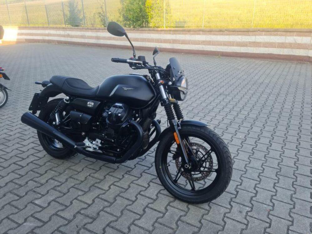 Moto Guzzi V7 Stone (2021 - 24) (2)