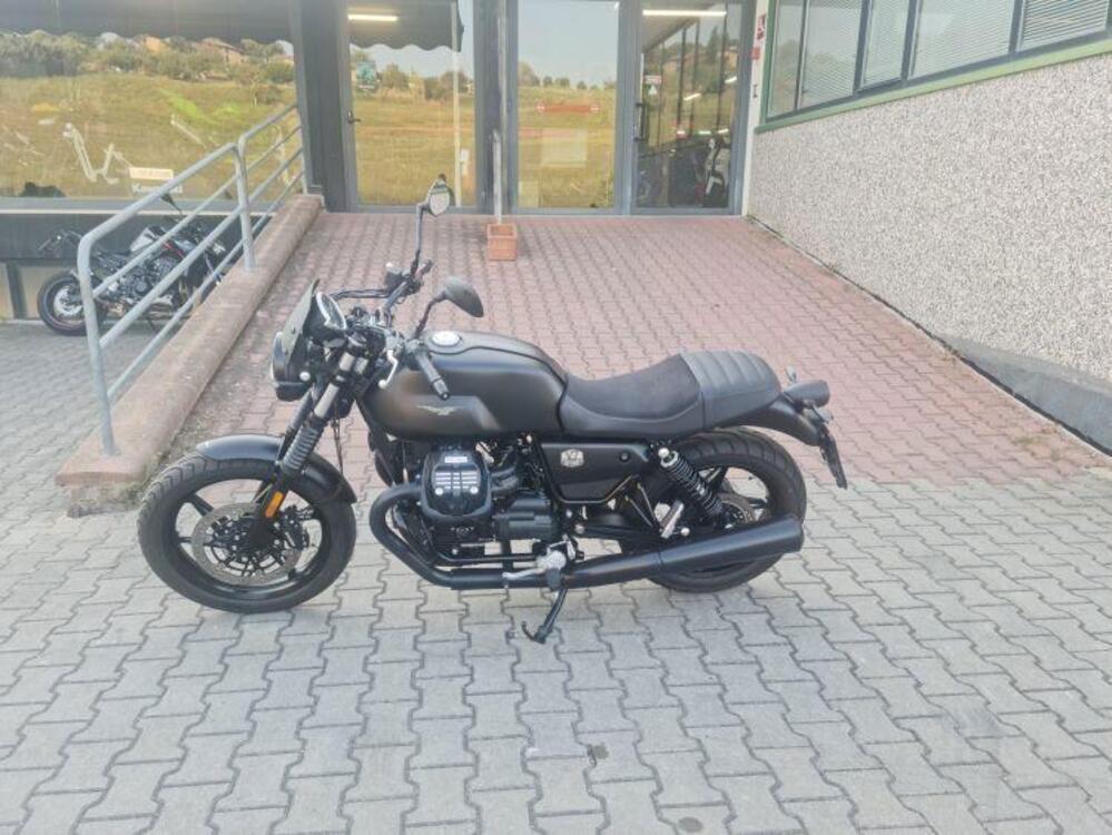 Moto Guzzi V7 Stone (2021 - 24) (3)