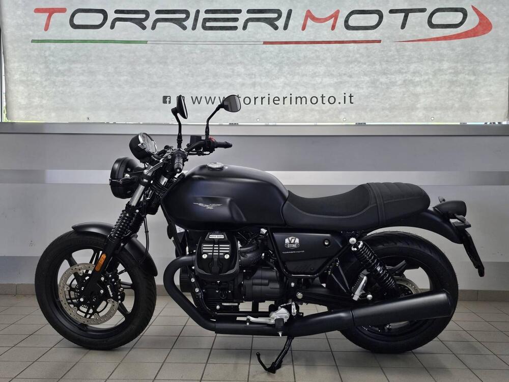 Moto Guzzi V7 Stone (2021 - 24) (4)