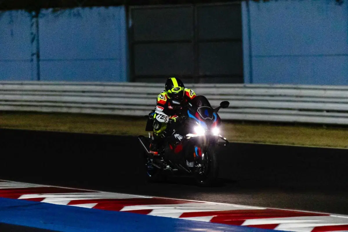 Guidare una M 1000 RR a Misano di notte è una cosa da pazzi. E noi l'abbiamo fatto! Ecco cosa provano i piloti alla Racing Night [GALLERY]